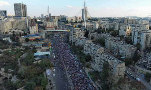 Israel&rsquo;s government faces pressure as hostage families march on Jerusalem seeking answers