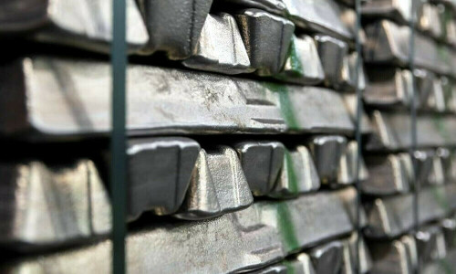 London nickel nosedives to 2-1/2 year low on oversupply pressures