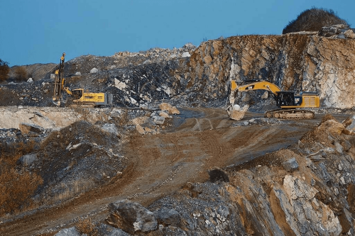 Kohinoor Spinning, Abu Dhabi-based group enter MoU for mineral-based business in Pakistan Kohinoor Spinning, Abu Dhabi-based group enter MoU for mineral-based business in Pakistan