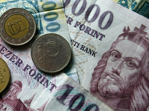 Forint edges higher on improved economic growth