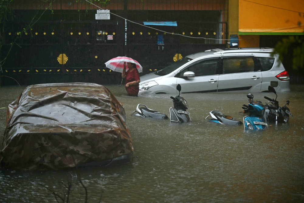 Eight dead as cyclone batters India&rsquo;s southeast coast