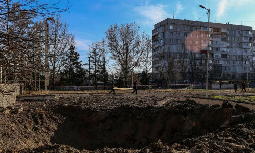 Russian attacks kill three, destroy Ukrainian aid centre