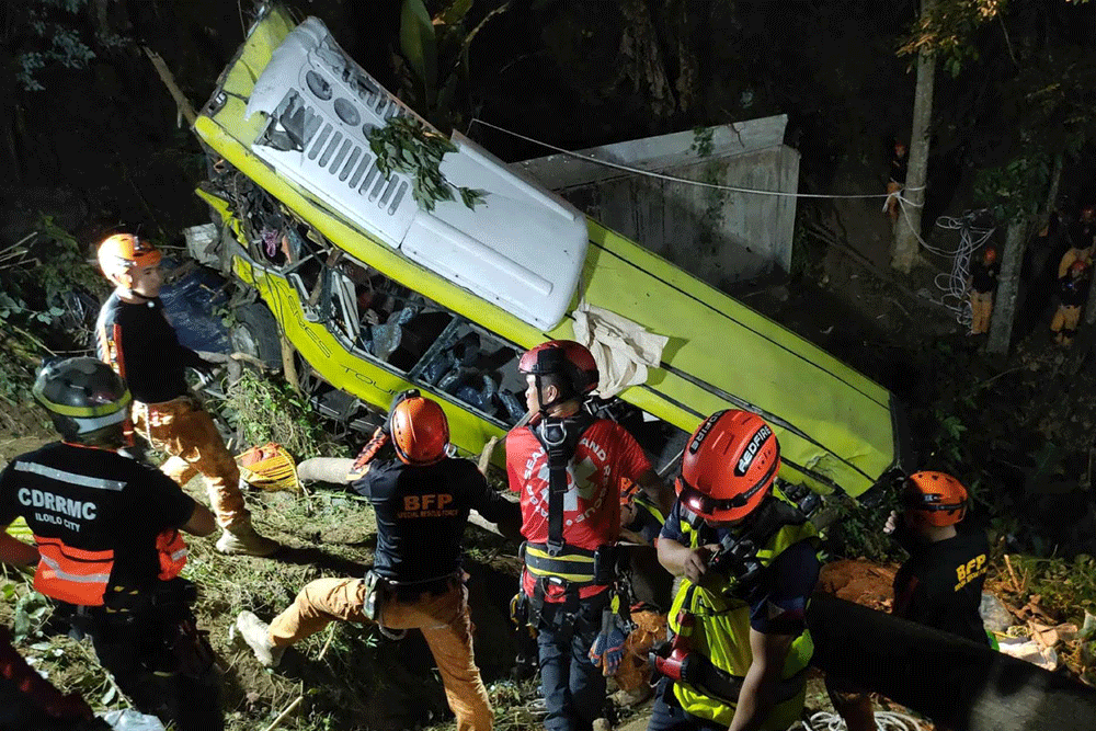 Death toll in Philippine &lsquo;killer curve&rsquo; bus accident rises to 17