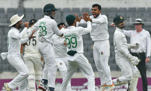 Spinners drag Bangladesh back into contest as Kiwis teeter on 55-5
