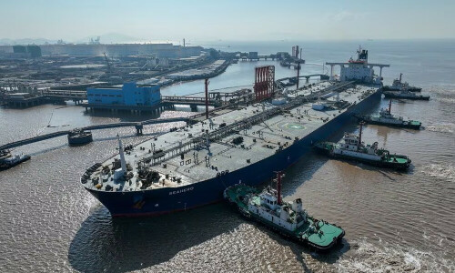Oil drops on demand worries after US gasoline inventories swell