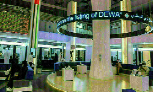 Most Gulf bourses fall on weak oil, Saudi edges higher