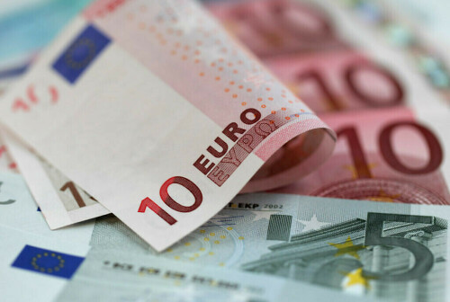 Sterling heads for weekly dive versus robust yen