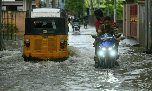 Hundreds still stranded, plants closed in India&rsquo;s flood-hit Chennai