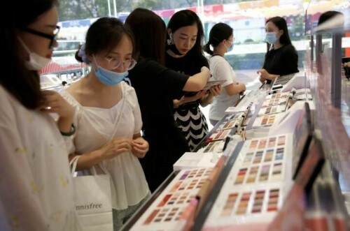In China&rsquo;s slowing beauty market, big brand discounts won&rsquo;t cut it