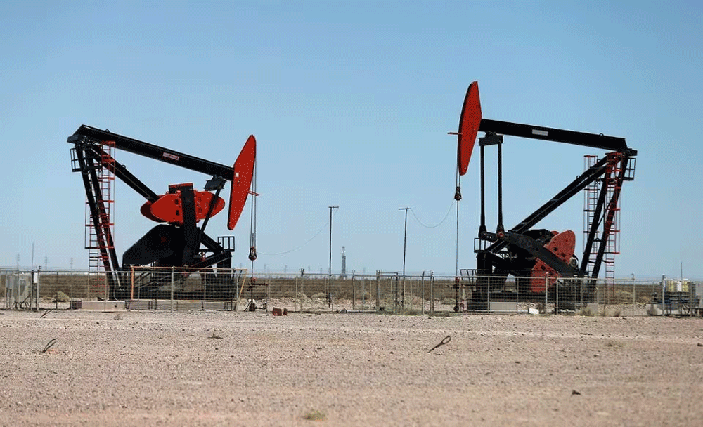 Oil prices edge down with investors still wary