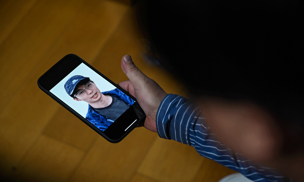 Chinese mourners use AI to digitally resurrect the dead