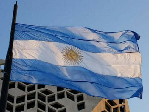 Argentina presidential decree met with market caution, public protests