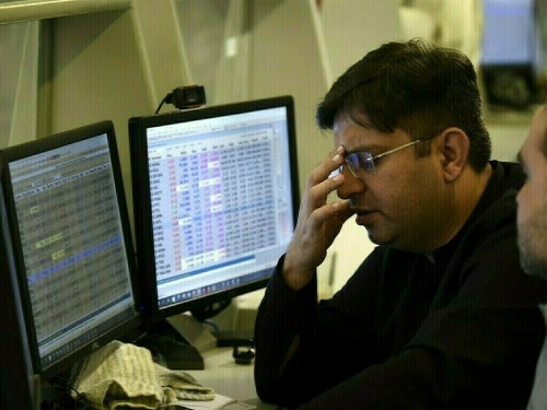 KSE-100 down nearly 1,000 points as political temperature rises
