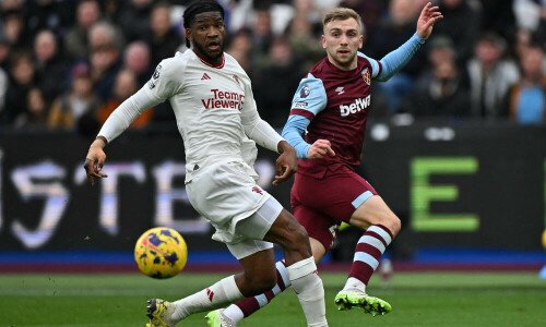 West Ham leapfrog Man Utd with 2-0 win