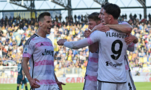Vlahovic nets winner as Juventus beat Frosinone 2-1