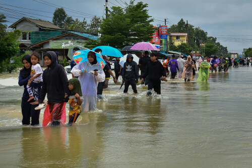 Six dead, tens of thousands hit by southern Thailand flooding
