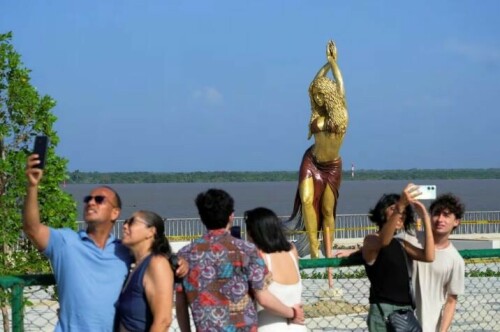 Shakira&rsquo;s home city unveils giant statue of &lsquo;Hips Don&rsquo;t Lie&rsquo; singer