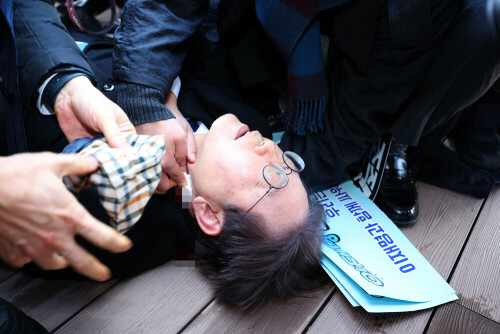 South Korea opposition chief stabbed by autograph-seeker South Korea opposition chief stabbed by autograph-seeker