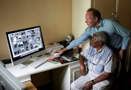 Peter Magubane, South African photographer who documented apartheid, dies aged 91 Peter Magubane, South African photographer who documented apartheid, dies aged 91