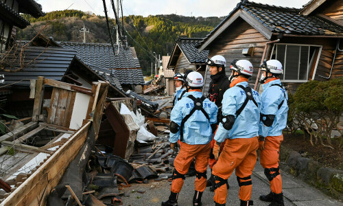 Hundreds cut off after Japan quake that killed 78