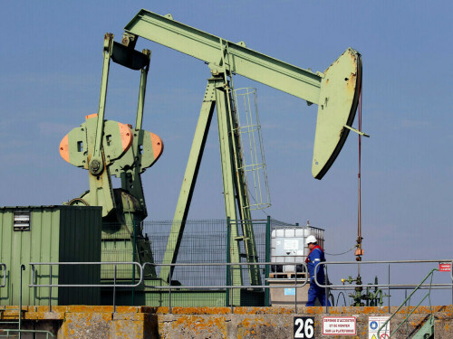 Oil extends gains on Middle East supply worries