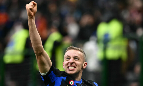 Late Frattesi goal gives Inter 2-1 win over Verona in dramatic finish