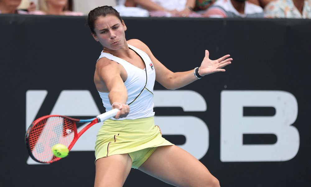 Navarro beats Mertens to clinch first WTA title in Hobart