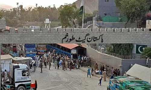 Trade at key Afghanistan-Pakistan crossing stops over travel document dispute Trade at key Afghanistan-Pakistan crossing stops over travel document dispute