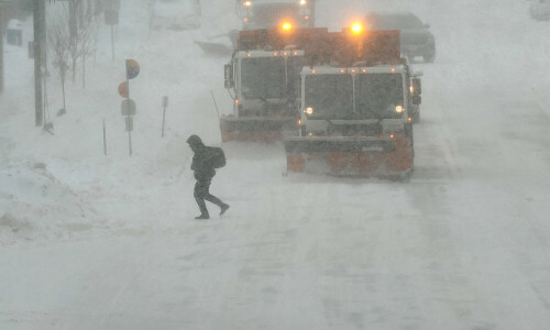 &lsquo;Intense&rsquo; US blizzard blows Iowa caucus campaigning off course