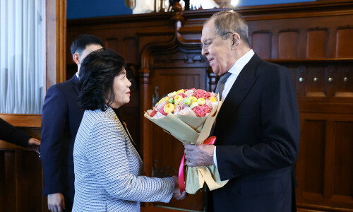 North Korean, Russian FMs hail ties at Moscow talks