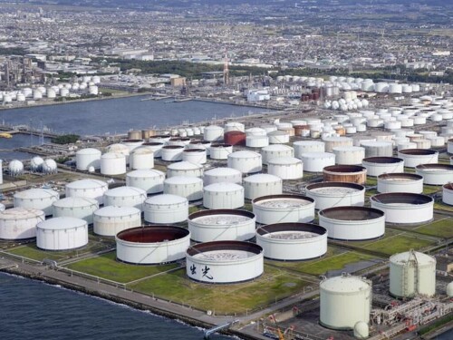Oil falls as China&rsquo;s economic recovery disappoints, dollar strengthens