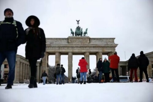Winter weather snarls air, train travel across Germany