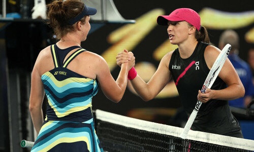 Top seed Swiatek dumped out of Australian Open as Alcaraz shines Top seed Swiatek dumped out of Australian Open as Alcaraz shines