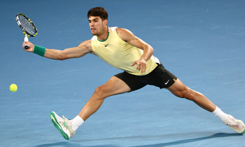Red-hot Alcaraz races into Australian Open quarters, Medvedev wins