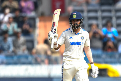 Century eludes Rahul but India extend lead v England