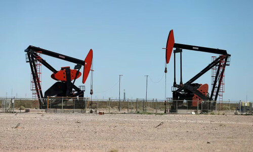 Oil dips but remains on track for weekly gain on US, Chinese growth Oil dips but remains on track for weekly gain on US, Chinese growth