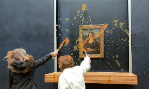 Climate change activists aim soup at &lsquo;Mona Lisa&rsquo; in Paris Louvre