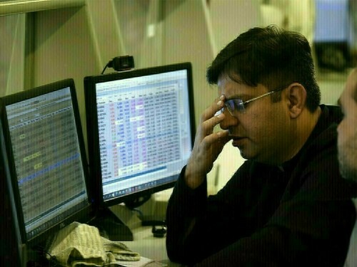 KSE-100 sees another fall, plummets 1.5% amid political volatility