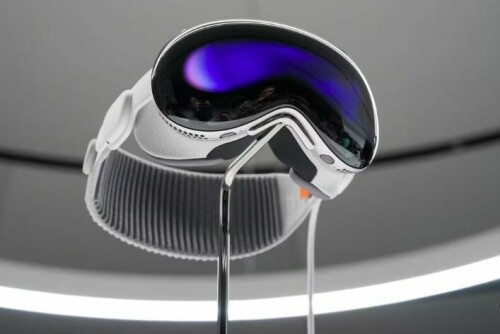 US Apple fans get hands on $3,500 Vision Pro