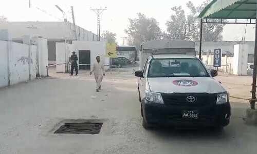 At least 10 police personnel martyred, 6 injured in attack on police station in DI Khan