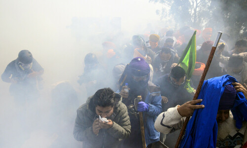 Police fire tear gas at protesting Indian farmers, government offers talks