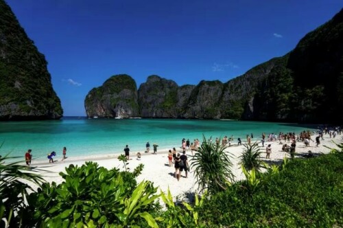 Thai PM plans visa-free travel, concerts to boost tourism