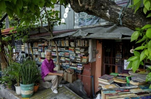 Philippine &lsquo;library home&rsquo; stacked with books to inspire reading