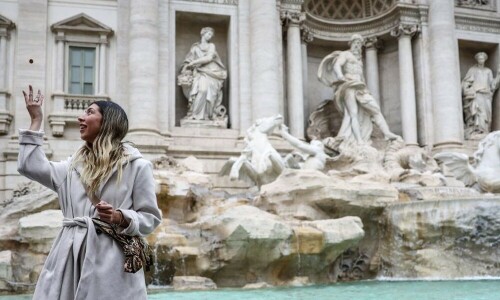 What happens to the coins tossed into Rome&rsquo;s Trevi Fountain?