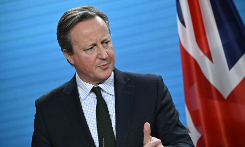 UK's Cameron opposes sending troops to Ukraine, even for training