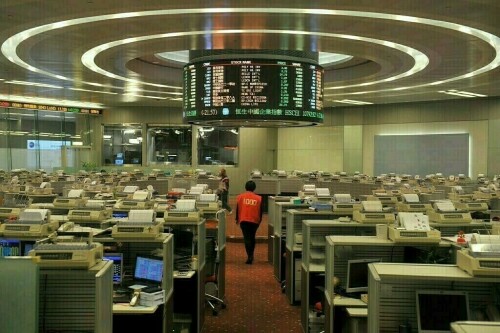 Hong Kong stocks edge up at open