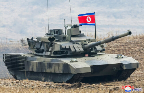 North Korea&rsquo;s Kim &lsquo;drives&rsquo; new tank during mock battle