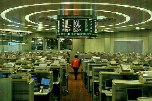 Hong Kong stocks end morning down more than 3%