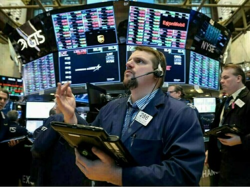 Wall St advances as chipmakers, megacap growth stocks rebound