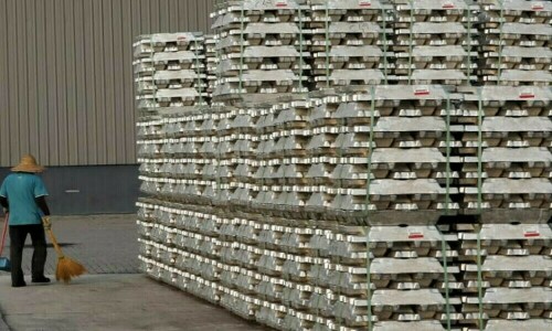 Zinc falls on weak steel demand, strong dollar